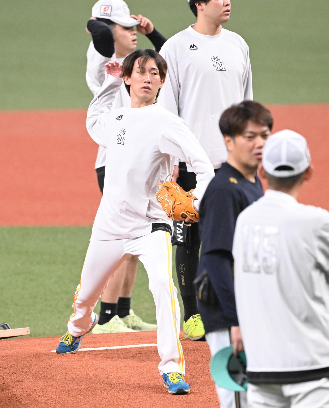 オリックス対ソフトバンク　京セラドームのマウンドを確認するソフトバンク大津（撮影・和賀正仁）