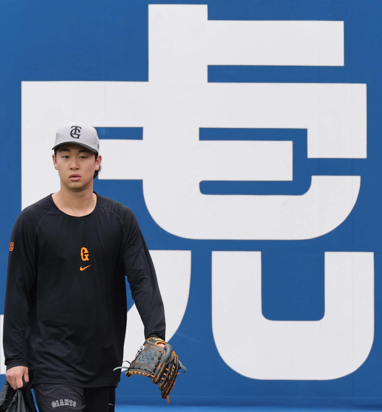 DeNA対巨人　練習に向かう巨人山崎（撮影・野上伸悟）