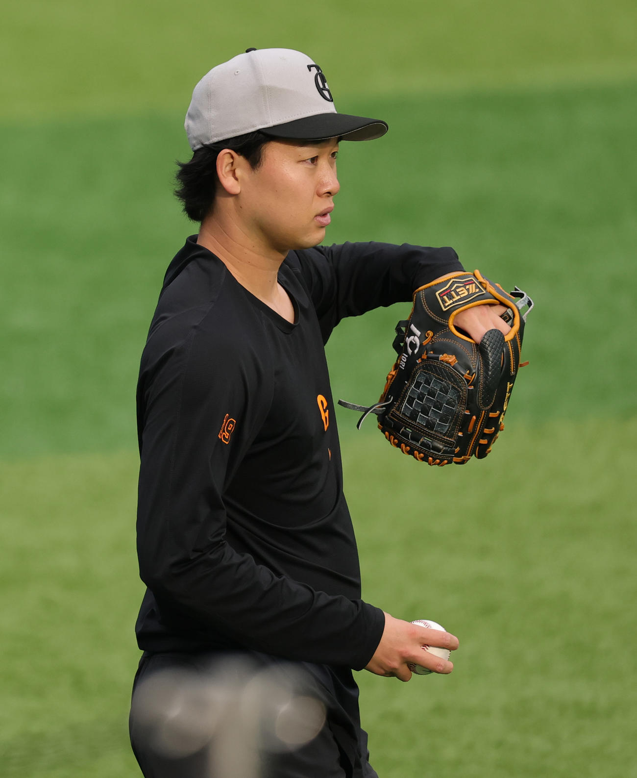 DeNA対巨人　キャッチボールする巨人山崎（撮影・野上伸悟）