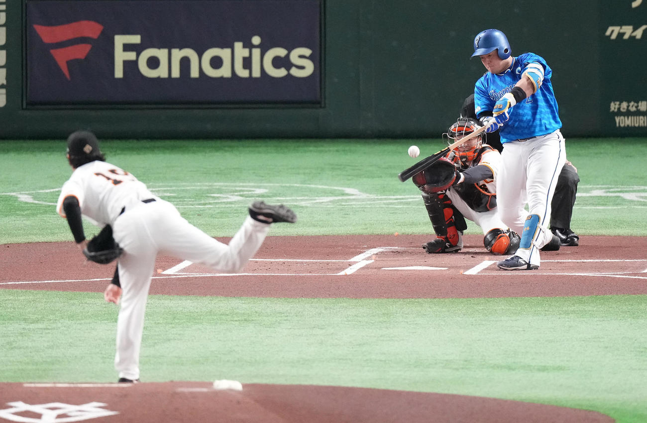 24年10月セ・クライマックスシリーズ（CS）ファイナルステージ第5戦　巨人対DeNA 1回表DeNA1死、中前打を放つ牧。投手山崎伊