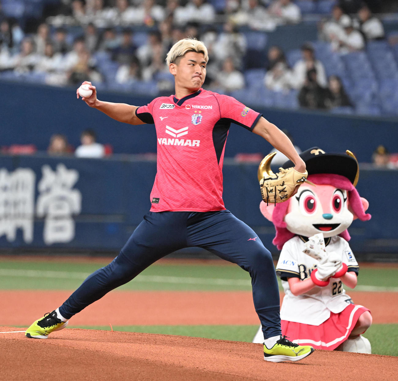 オリックス対ソフトバンク　特別始球式を行うC大阪西尾（撮影・和賀正仁）