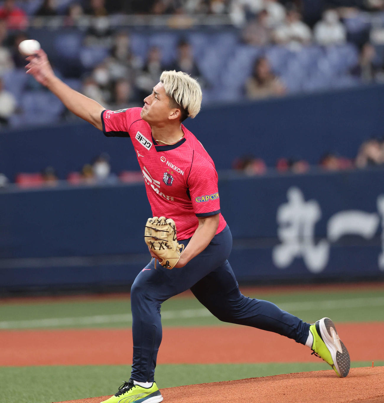 オリックス対ソフトバンク　特別始球式に登場したC大阪西尾隆矢（撮影・西尾就之）