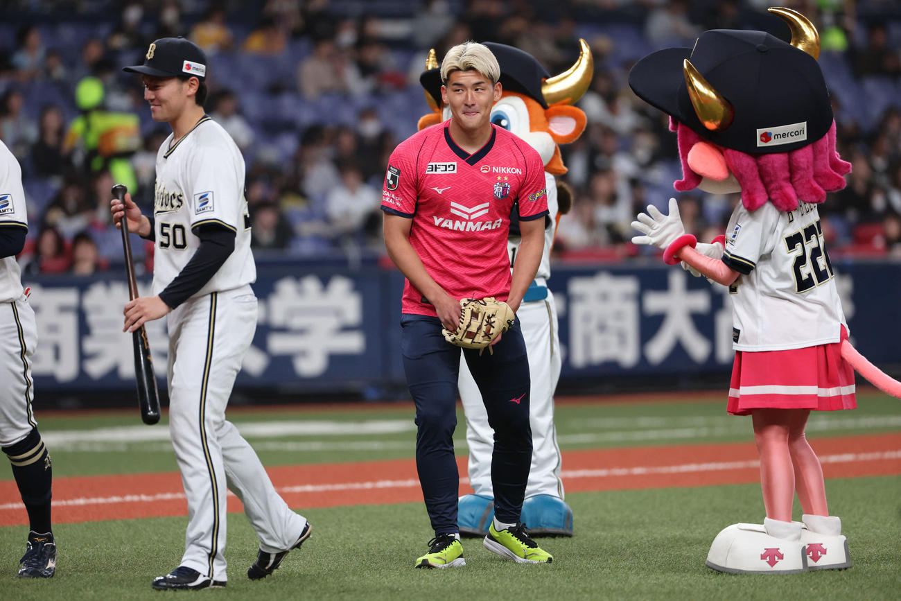 オリックス対ソフトバンク　特別始球式に登場したC大阪西尾隆矢（撮影・西尾就之）