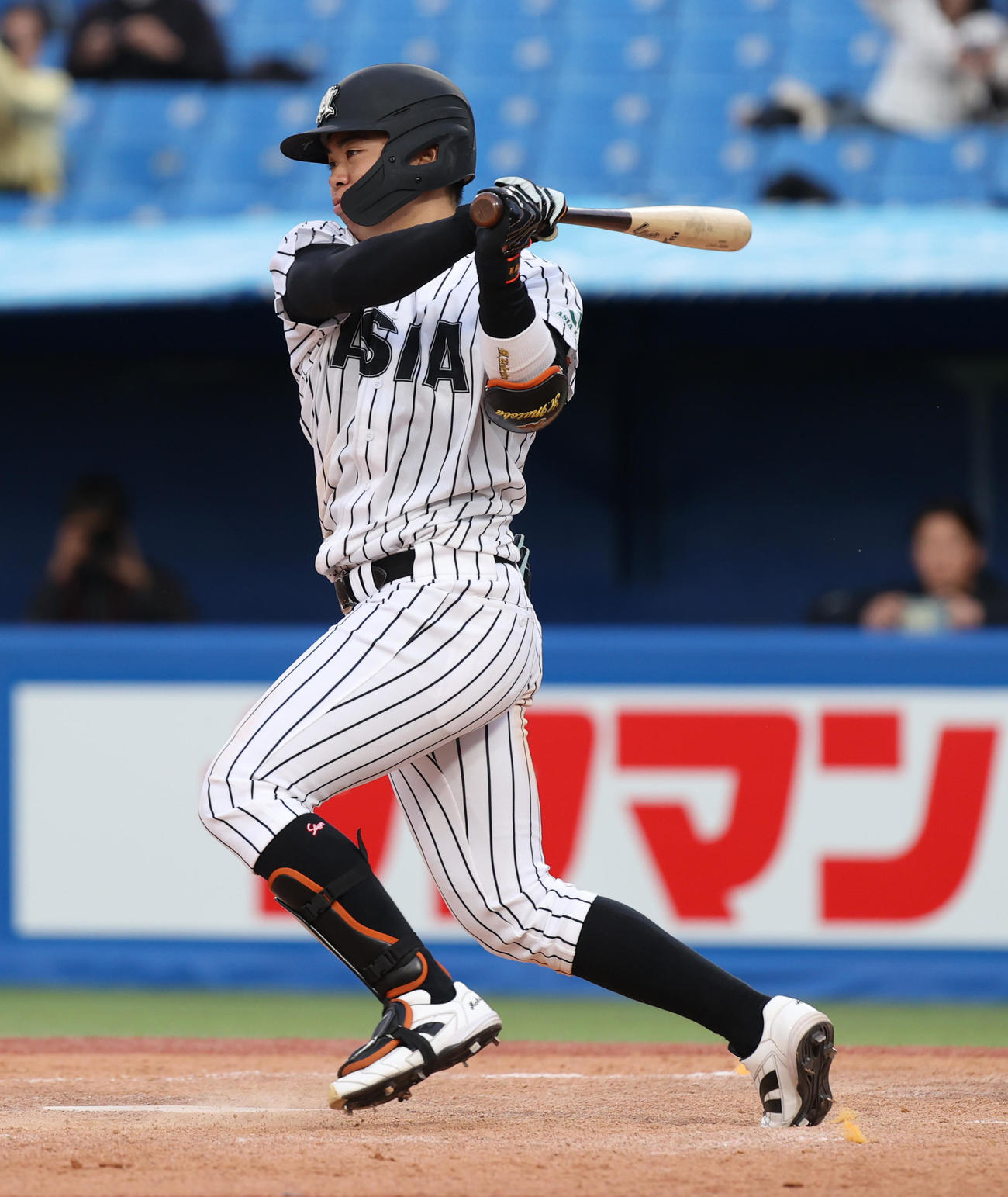 東洋大対亜大　8回裏亜大2死一、二塁、的場は左前に適時打を放つ（撮影・柴田隆二）