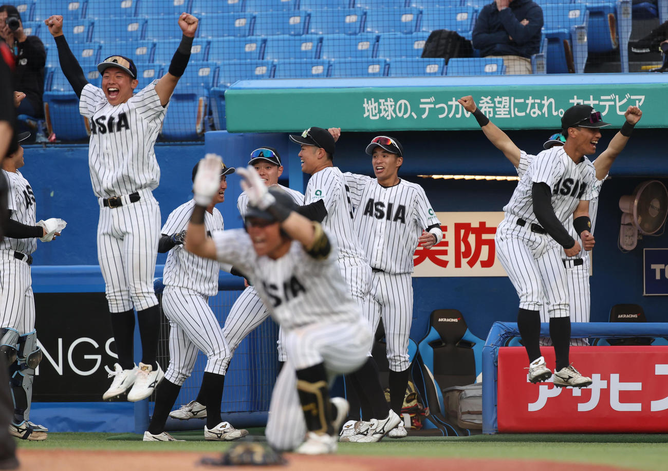 東洋大対亜大　8回裏亜大2死一、二塁、的場の左前適時打で同点になり喜ぶ亜大ナイン（撮影・柴田隆二）