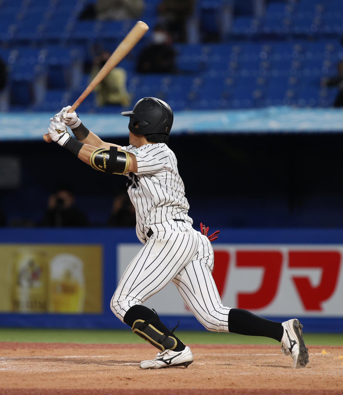 東洋大対亜大　タイブレーク10回裏亜大2死満塁、芹沢は右越えにサヨナラ満塁本塁打を放つ（撮影・柴田隆二）