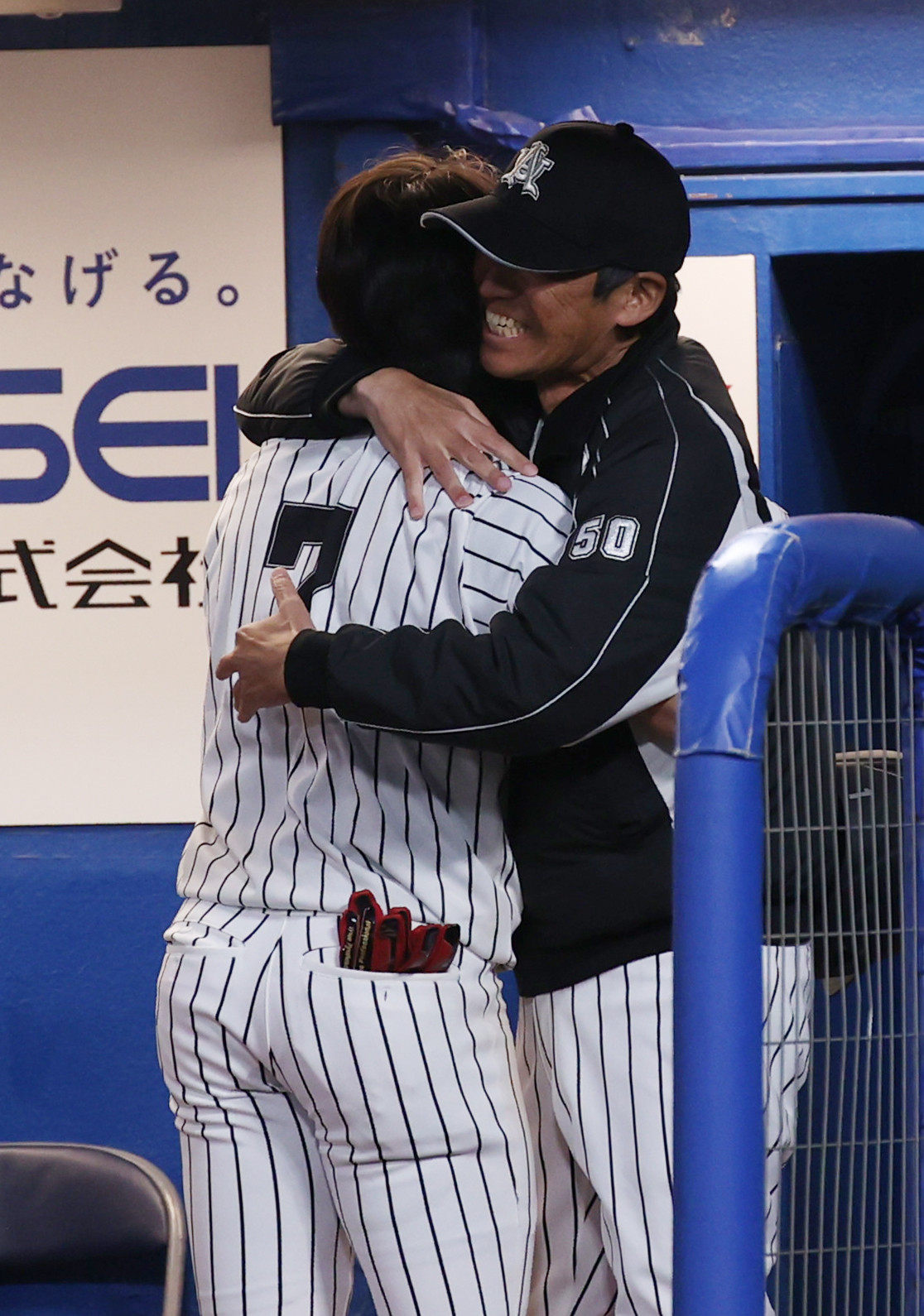東洋大対亜大　タイブレーク10回裏亜大2死満塁、芹沢は右越えにサヨナラ満塁本塁打を放ち正村監督（右）と抱き合う（撮影・柴田隆二）