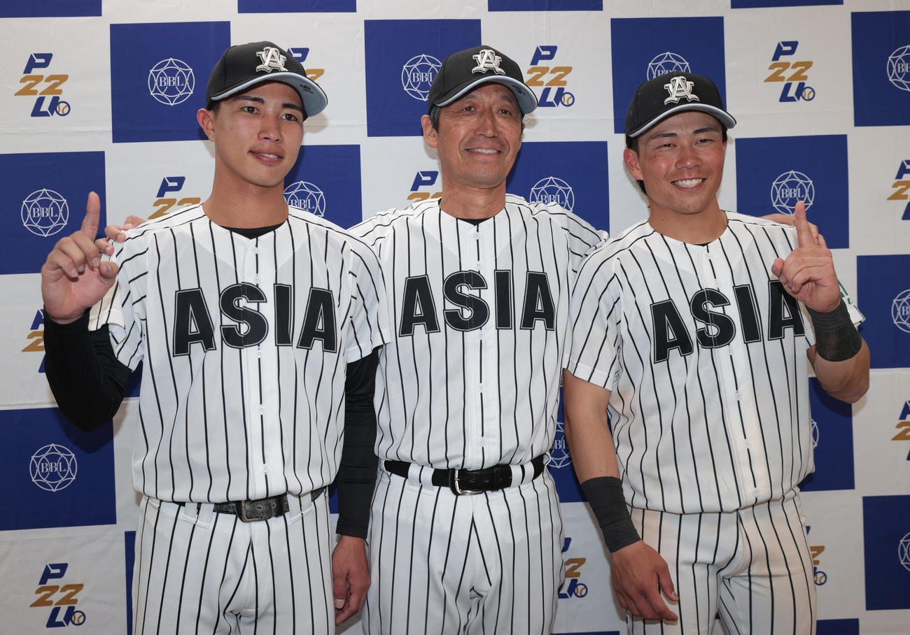 左から亜大・山城投手、正村監督、サヨナラ打の芹沢は勝ち点1を挙げ喜ぶ（撮影・柴田隆二）