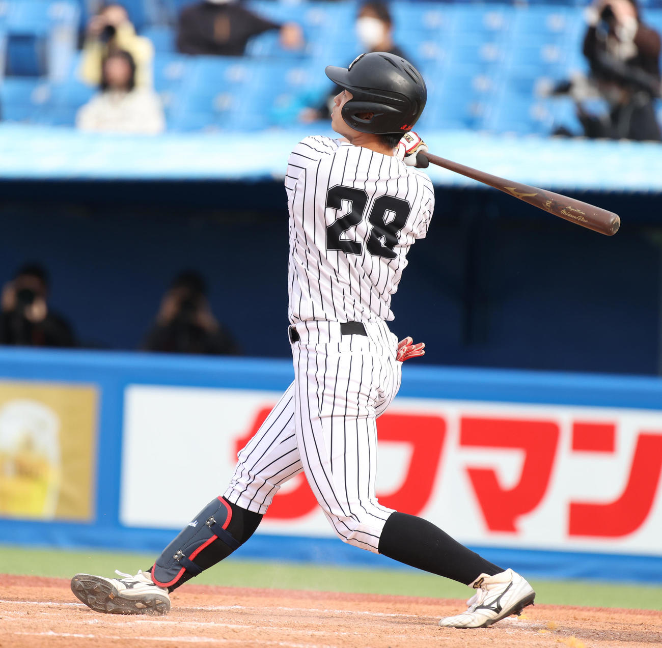 東洋大対亜大　3回裏亜大2死一塁、上原口は右中間に適時二塁打を放つ（撮影・柴田隆二）