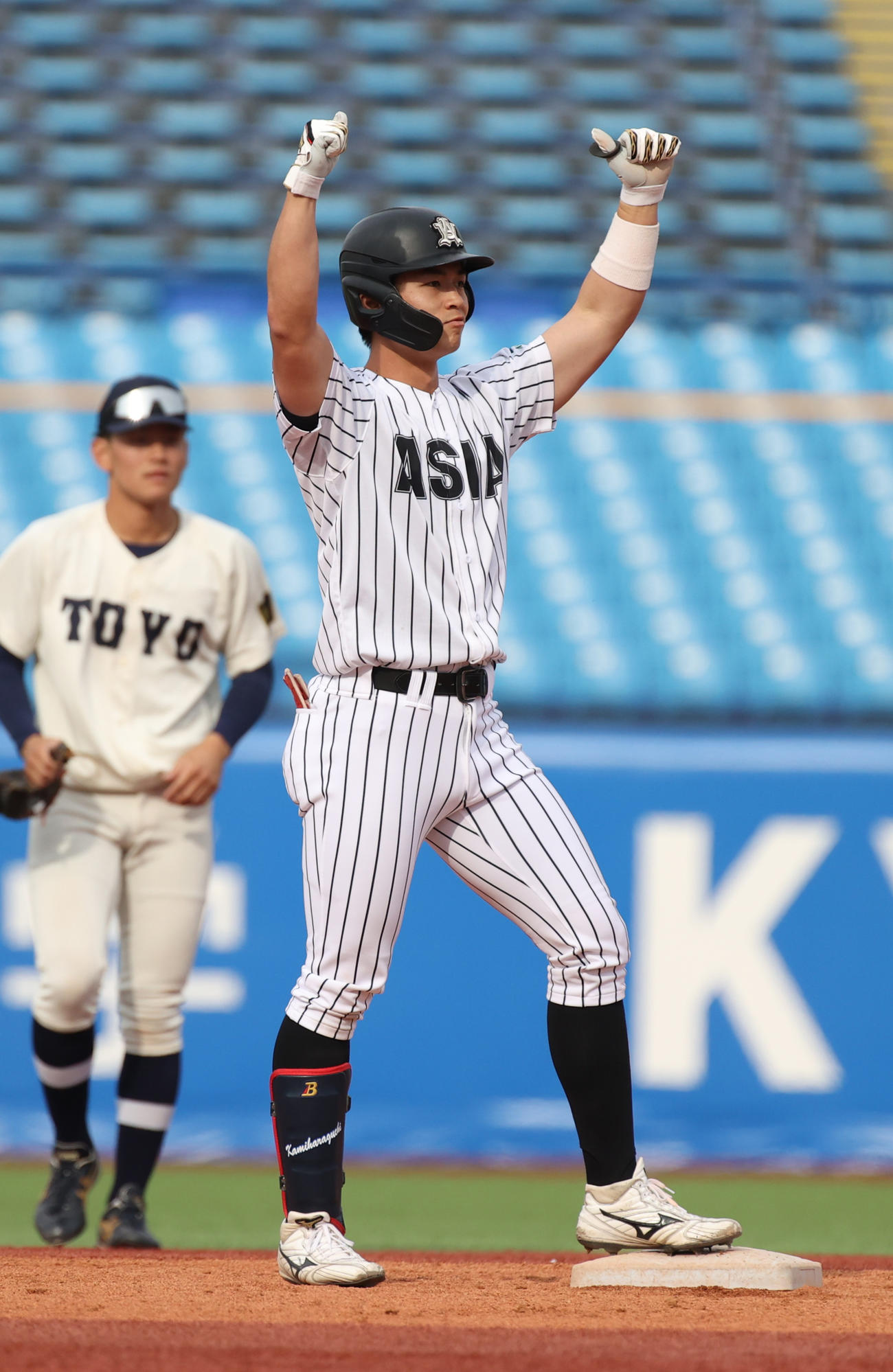 東洋大対亜大　3回裏亜大2死一塁、上原口は右中間に適時二塁打を放ちガッツポーズする（撮影・柴田隆二）
