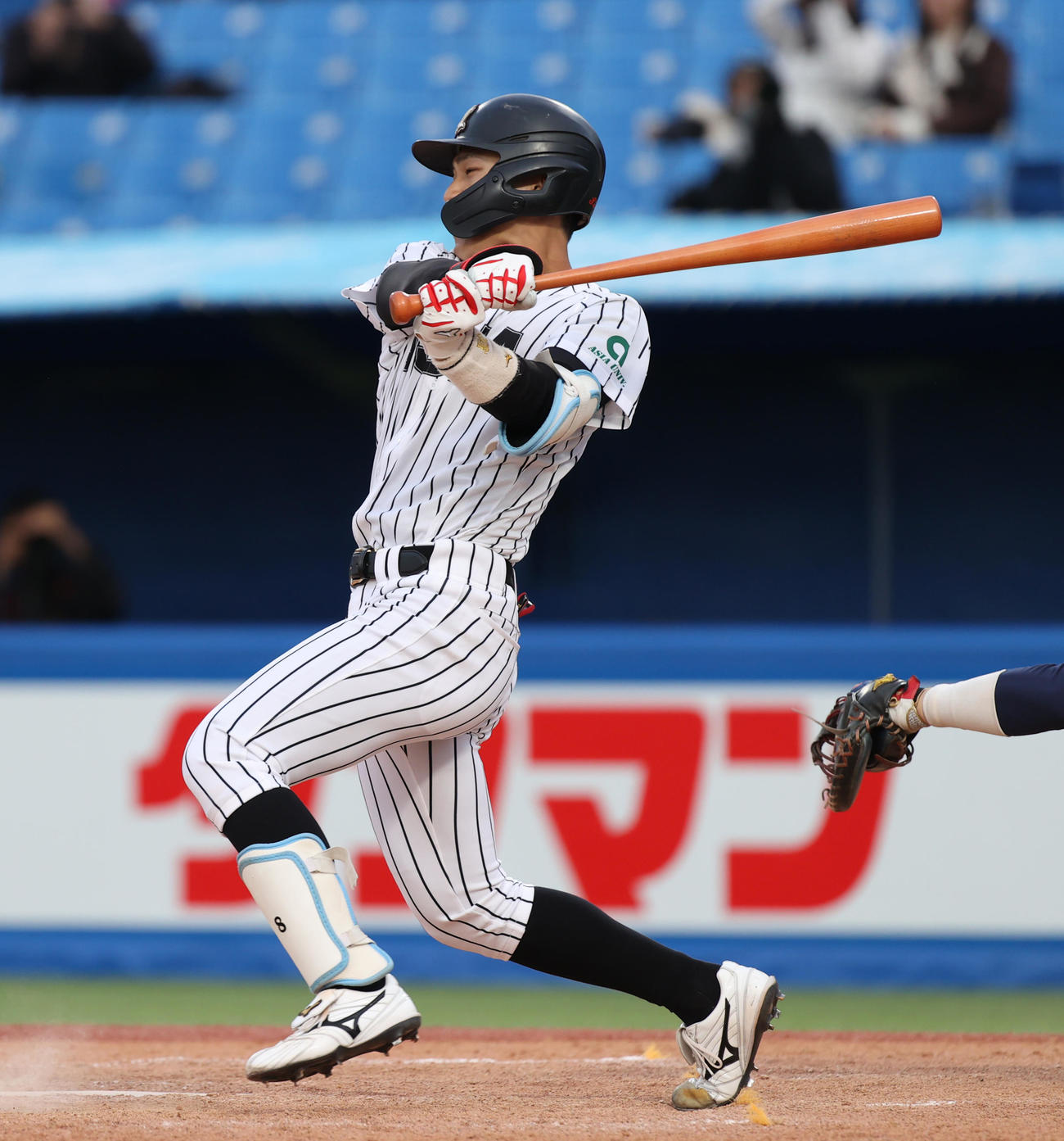 東洋大対亜大　8回裏亜大2死満塁、杉山は左前に適時打を放つ（撮影・柴田隆二）