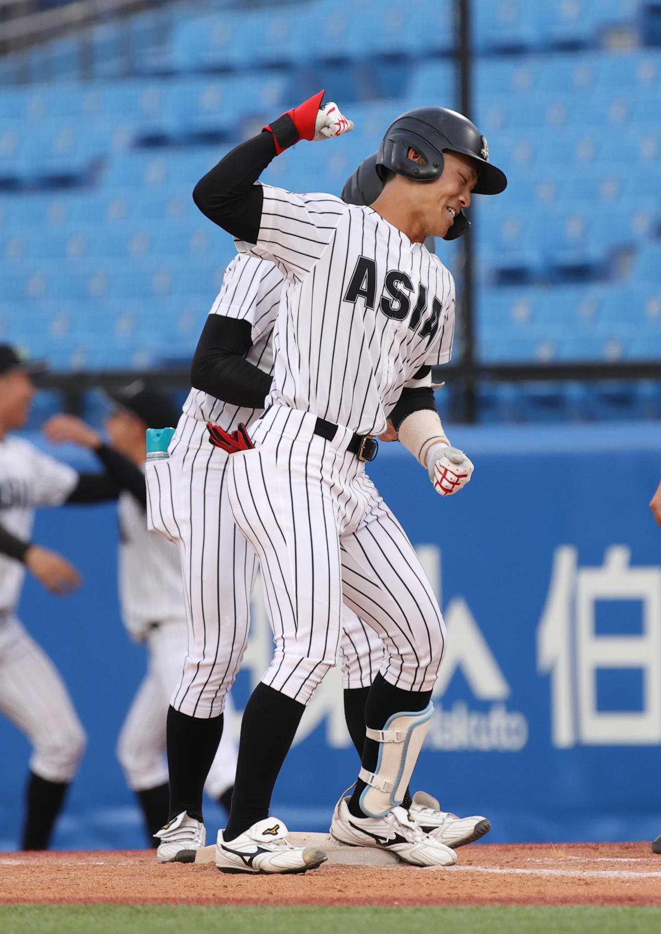 東洋大対亜大　8回裏亜大2死満塁、杉山は左前に適時打を放ちガッツポーズする（撮影・柴田隆二）