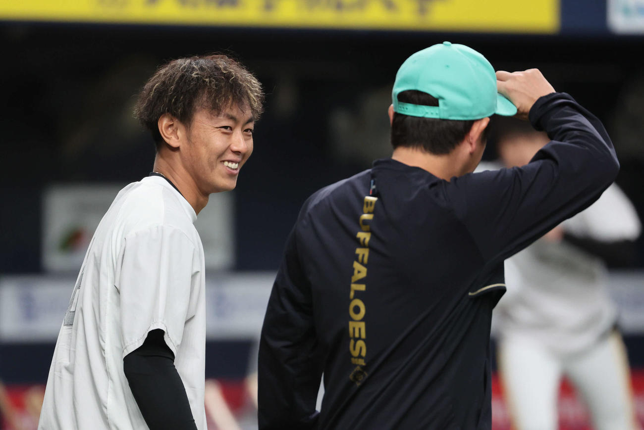 オリックス対ソフトバンク　ソフトバンク今宮健太（左）は試合前の練習でオリックス川島慶三コーチと笑顔で話す（撮影・西尾就之）