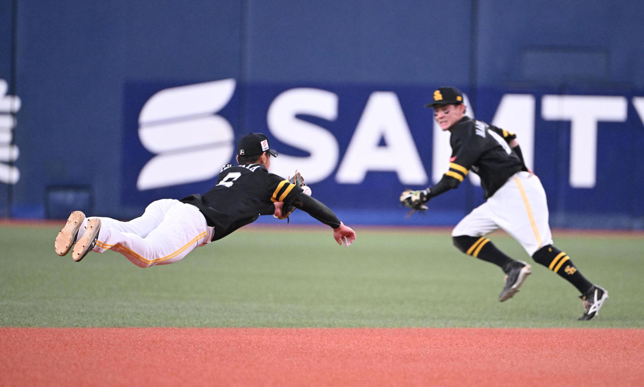 オリックス対ソフトバンク　3回裏オリックス2死二塁、太田の打球を好捕し内野安打にとどめる遊撃手今宮（撮影・和賀正仁）
