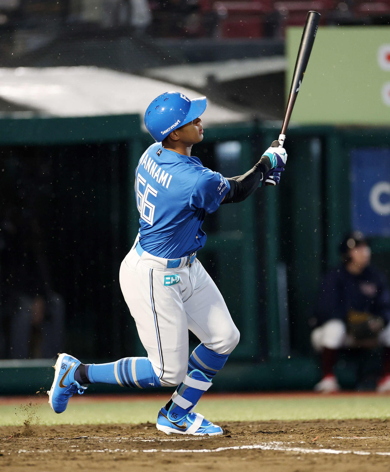 楽天対日本ハム　4回表日本ハム2死一塁、万波は左越え2点本塁打を放つ（撮影・鈴木正人）　