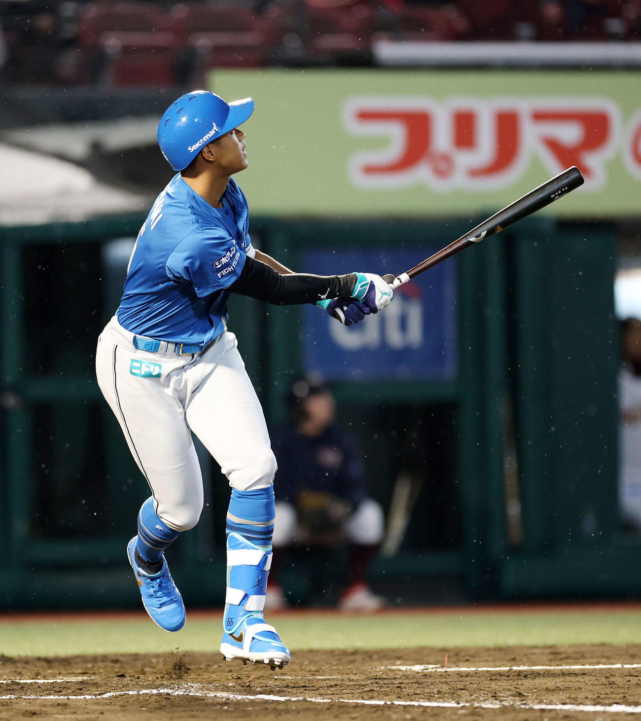 楽天対日本ハム　4回表日本ハム2死一塁、万波は左越え2点本塁打を放つ（撮影・鈴木正人）　
