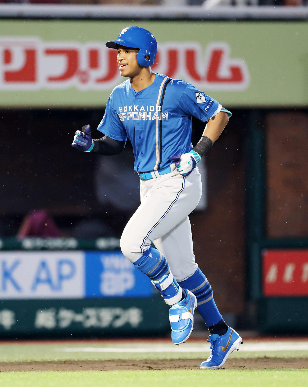 楽天対日本ハム　4回表日本ハム2死一塁、万波は左越え2点本塁打を放ち笑顔を見せる（撮影・鈴木正人）　