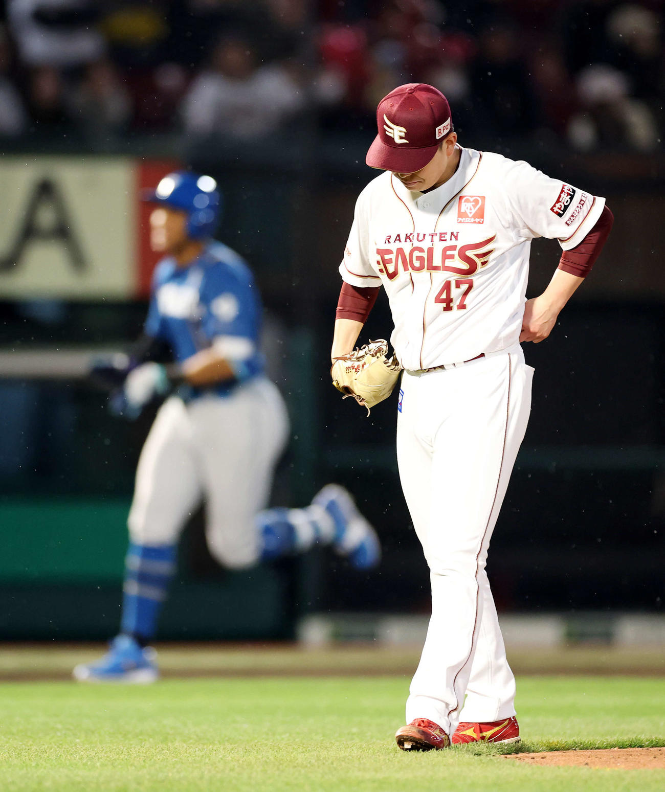 楽天対日本ハム　4回表日本ハム2死一塁、万波（左）に左越え2点本塁打を放たれ悔しそうな表情を見せる楽天藤井（撮影・鈴木正人）　