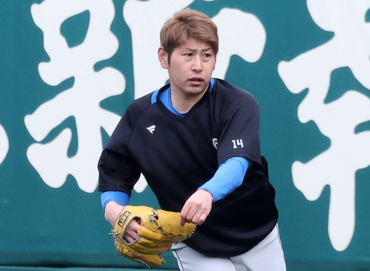 楽天対日本ハム　キャッチボールする日本ハム加藤貴（撮影・鈴木正人）　