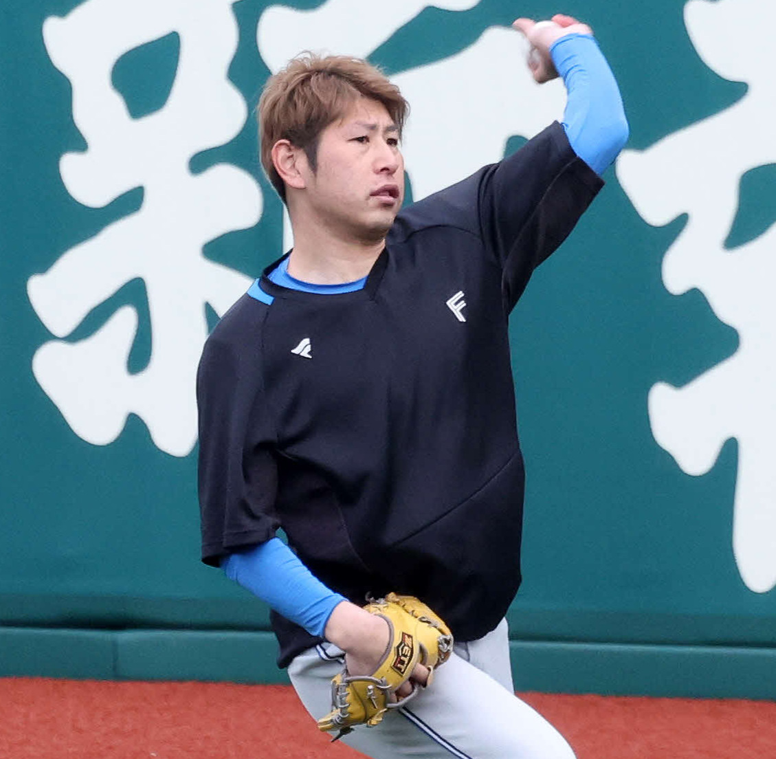 楽天対日本ハム　キャッチボールする日本ハム加藤貴（撮影・鈴木正人）　