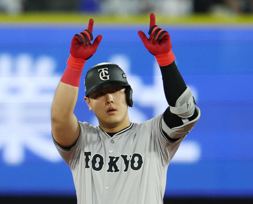 DeNA対巨人　6回表2死二塁、左適時二塁打を放ちポーズをとる岡本（撮影・宮地輝）