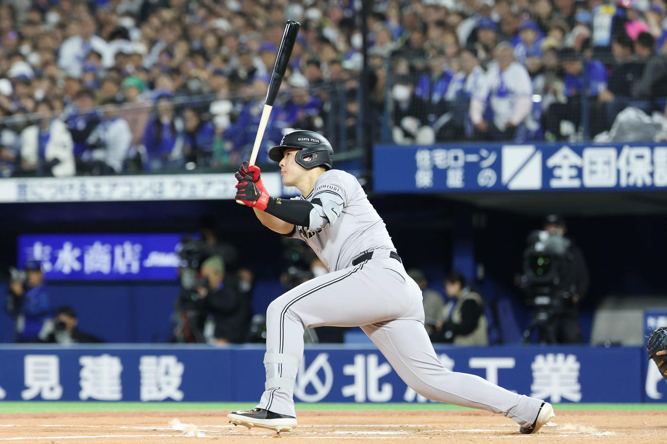 DeNA対巨人　6回表2死二塁、左適時二塁打を放つ岡本（撮影・宮地輝）
