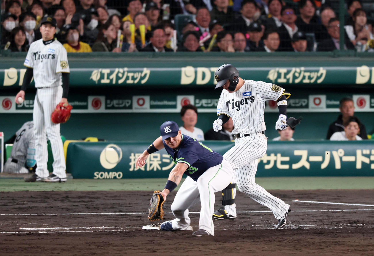 阪神対ヤクルト　7回裏阪神1死一、二塁、代打原口は遊ゴロ併殺に倒れる。一塁手オスナ（撮影・加藤哉）