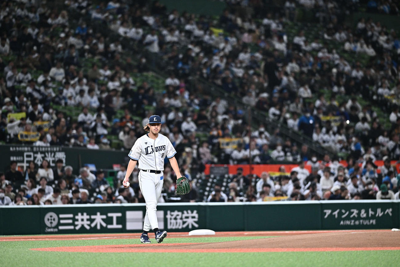 西武対ロッテ　試合に臨む西武先発の高橋（撮影・滝沢徹郎）