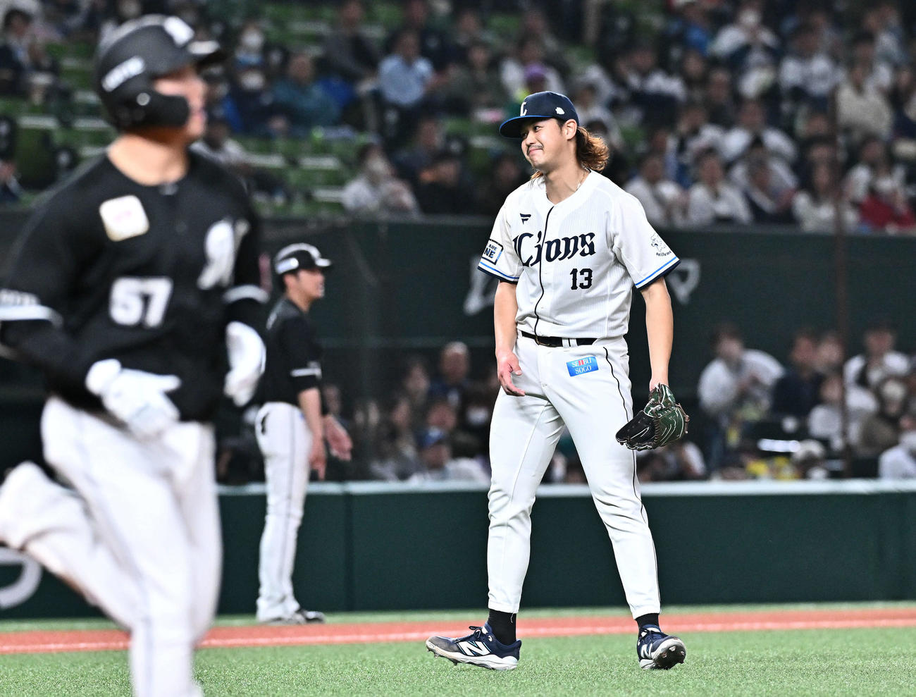 西武対ロッテ　4回表ロッテ2死二塁、小川を（手前）を二ゴロに打ち取り笑顔の高橋（撮影・滝沢徹郎）