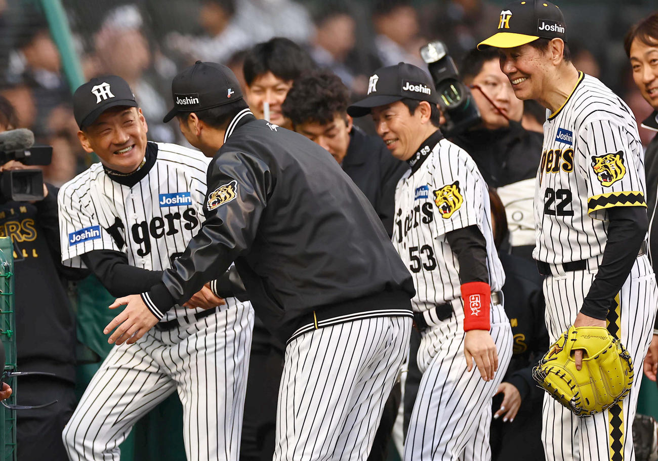 レジェンドOBで登場した金本氏（左）は藤川監督と笑顔で握手を交わす（撮影・上田博志）