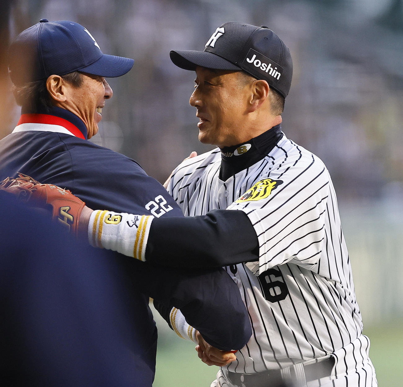 阪神対ヤクルト　ヤクルト高津監督（左）と握手を交わす金本氏（撮影・藤尾明華）
