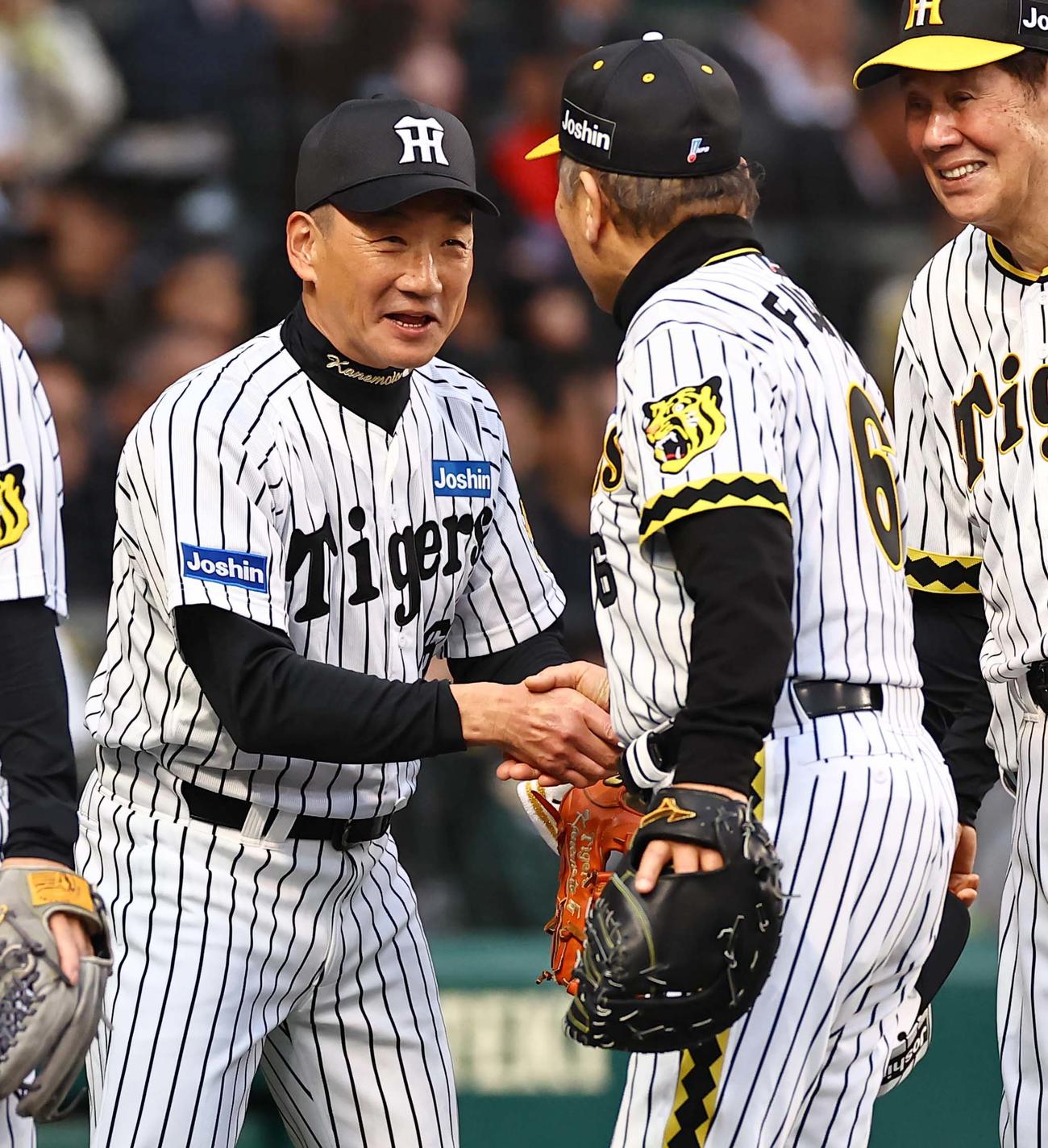 阪神対ヤクルト　背番号6の藤田氏（右）と握手を交わす金本氏（撮影・上田博志）