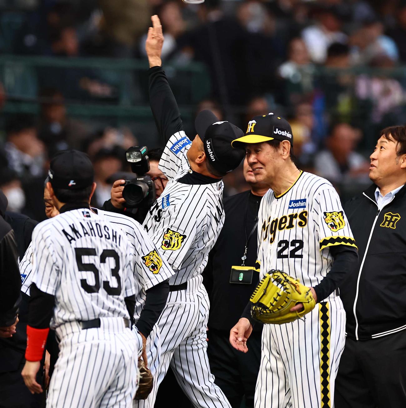 阪神対ヤクルト　レジェンドOBで登場した金本氏はリストバンドをスタンドに投げる（撮影・上田博志）