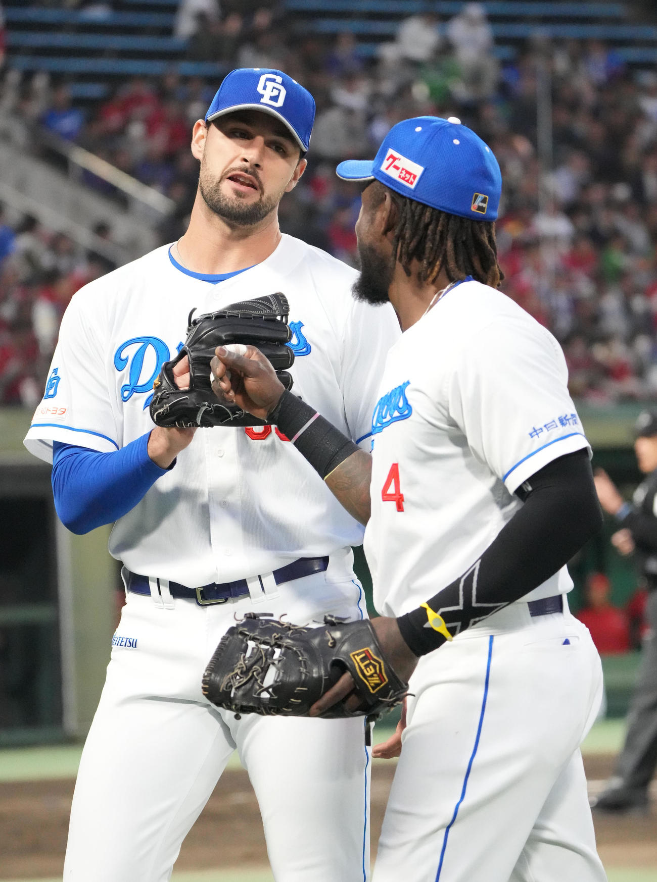 中日対広島　2回表終了、マラー（左）はカリステと言葉を交わしベンチへ戻る（撮影・森本幸一）