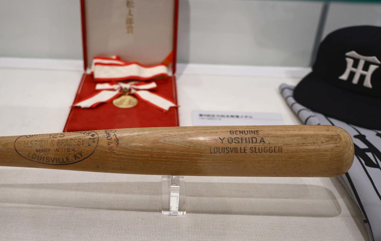 甲子園歴史館で開催されている吉田義男氏追悼展に展示されているバット（撮影・上田博志）