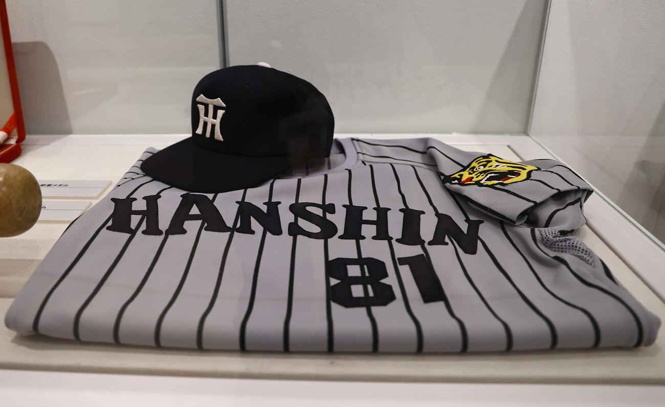 甲子園歴史館で開催されている吉田義男氏追悼展に展示されているユニホーム（撮影・上田博志）