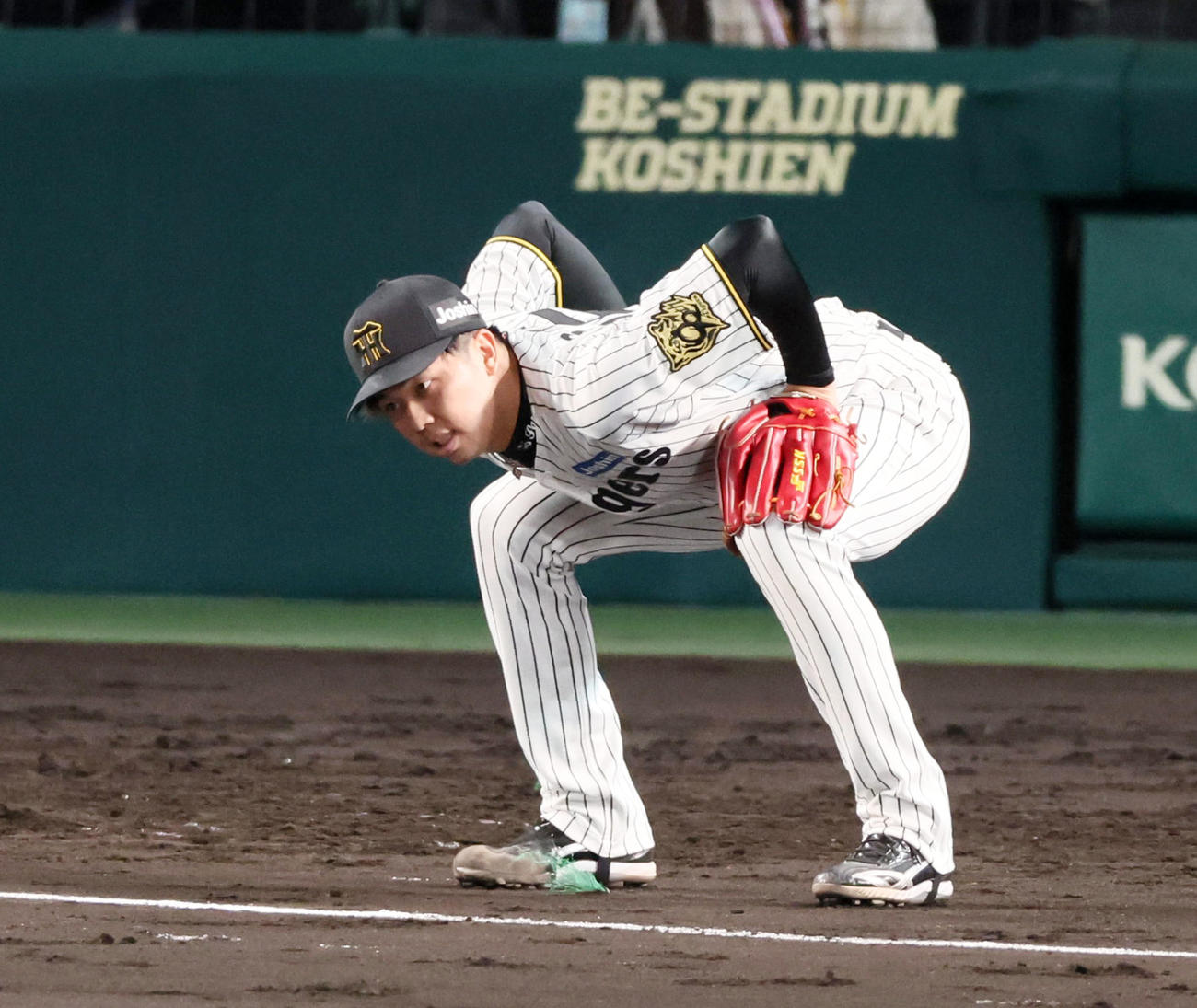 阪神対ヤクルト　8回表ヤクルト2死一、二塁、才木はサンタナに右越え適時二塁打を打たれ腰をかがめる（撮影・加藤哉）