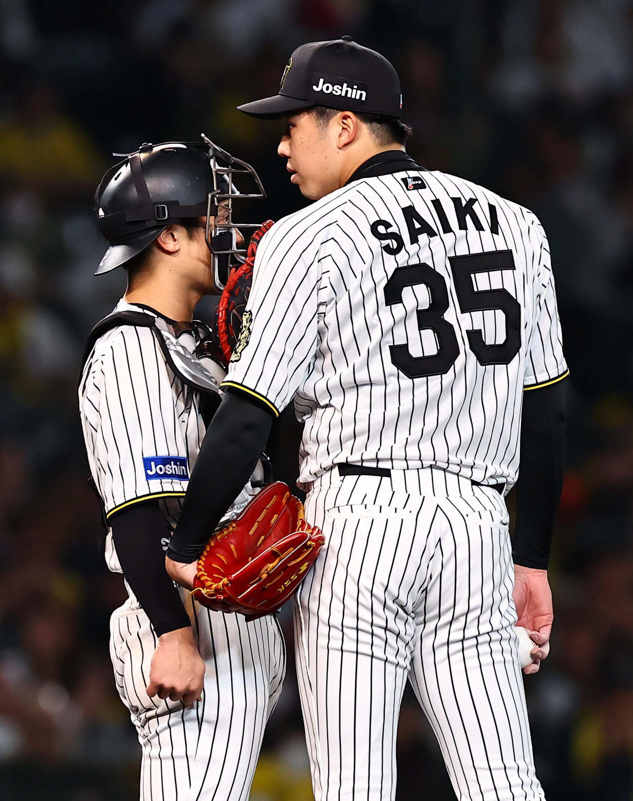 阪神対ヤクルト　8回、マウンドで坂本（左）と話をする才木（撮影・上田博志）
