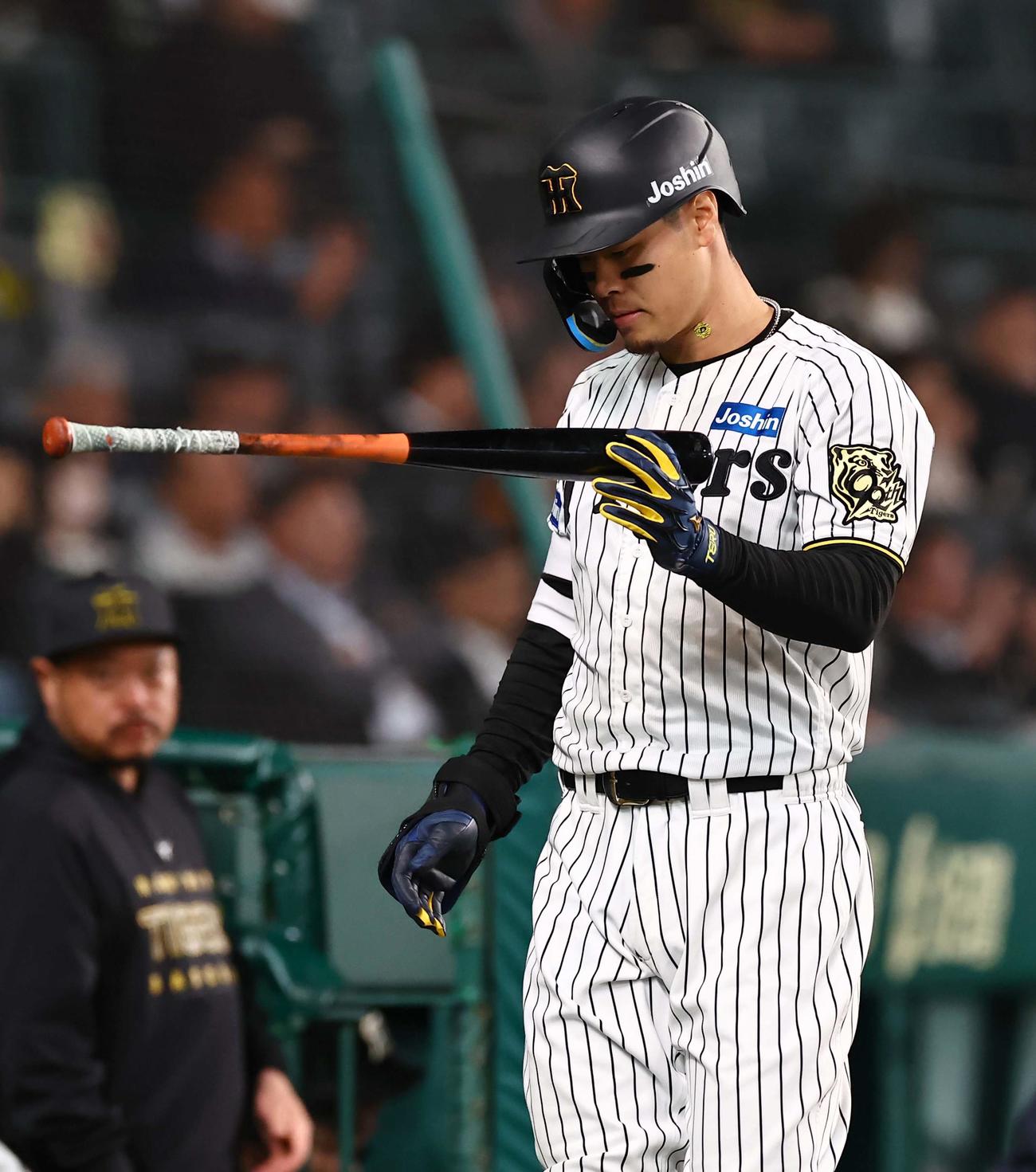 阪神対ヤクルト　8回裏阪神無死一塁、佐藤輝は三振に倒れる（撮影・上田博志）