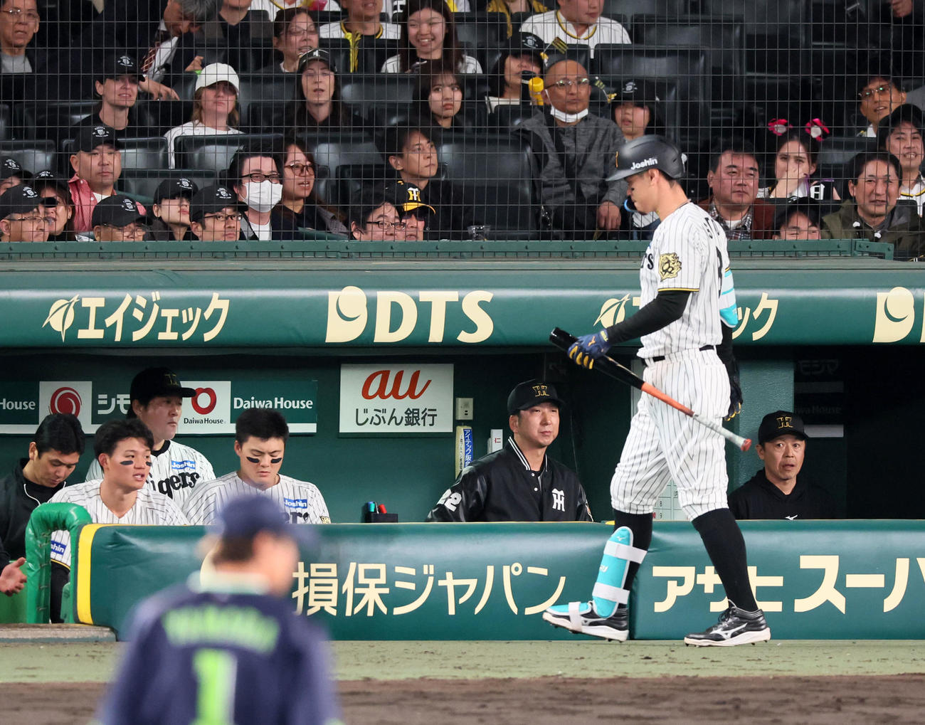 阪神対ヤクルト　8回裏阪神無死一塁、代打佐藤輝は三振に倒れベンチへ引き揚げる。中央右は藤川監督（撮影・加藤哉）