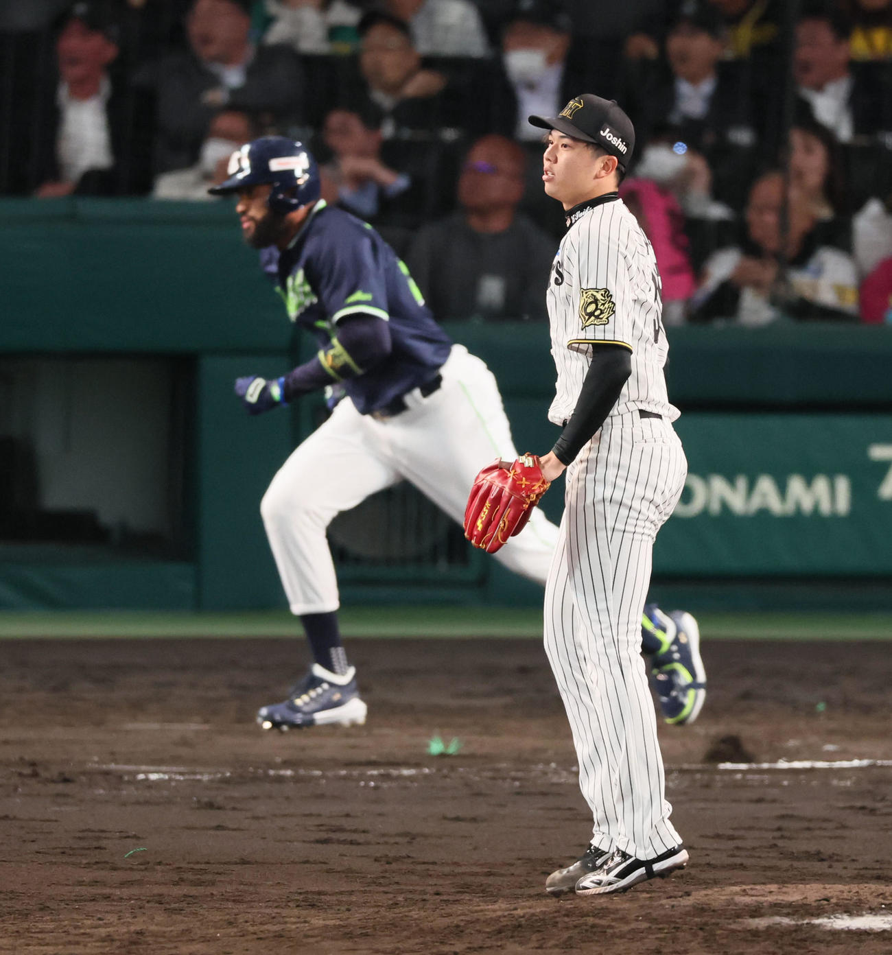阪神対ヤクルト　8回表ヤクルト2死一、二塁、才木はサンタナに右越え適時二塁打を打たれて失点（撮影・加藤哉）