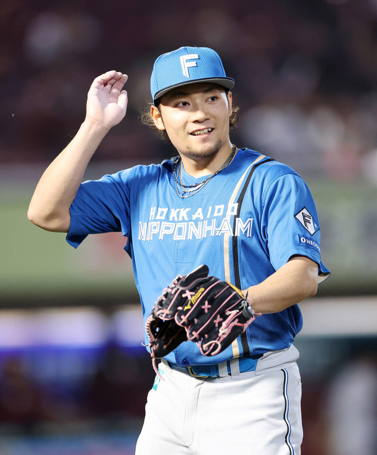 楽天対日本ハム　1回裏、楽天の攻撃を抑え笑顔でベンチに引き揚げる日本ハム伊藤（撮影・鈴木正人）　