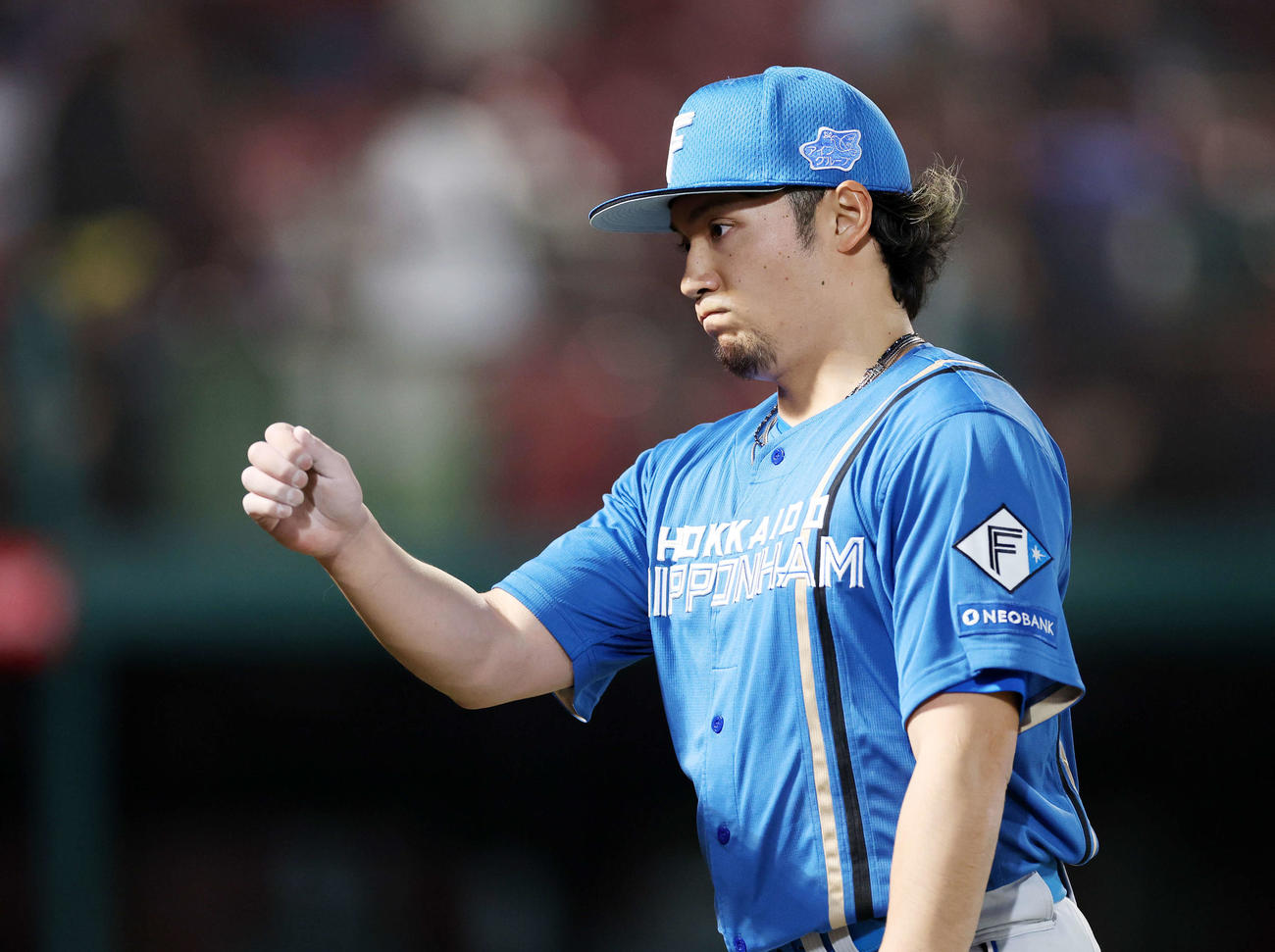 楽天対日本ハム　6回裏、楽天の攻撃を抑えベンチに引き揚げる日本ハム伊藤（撮影・鈴木正人）　