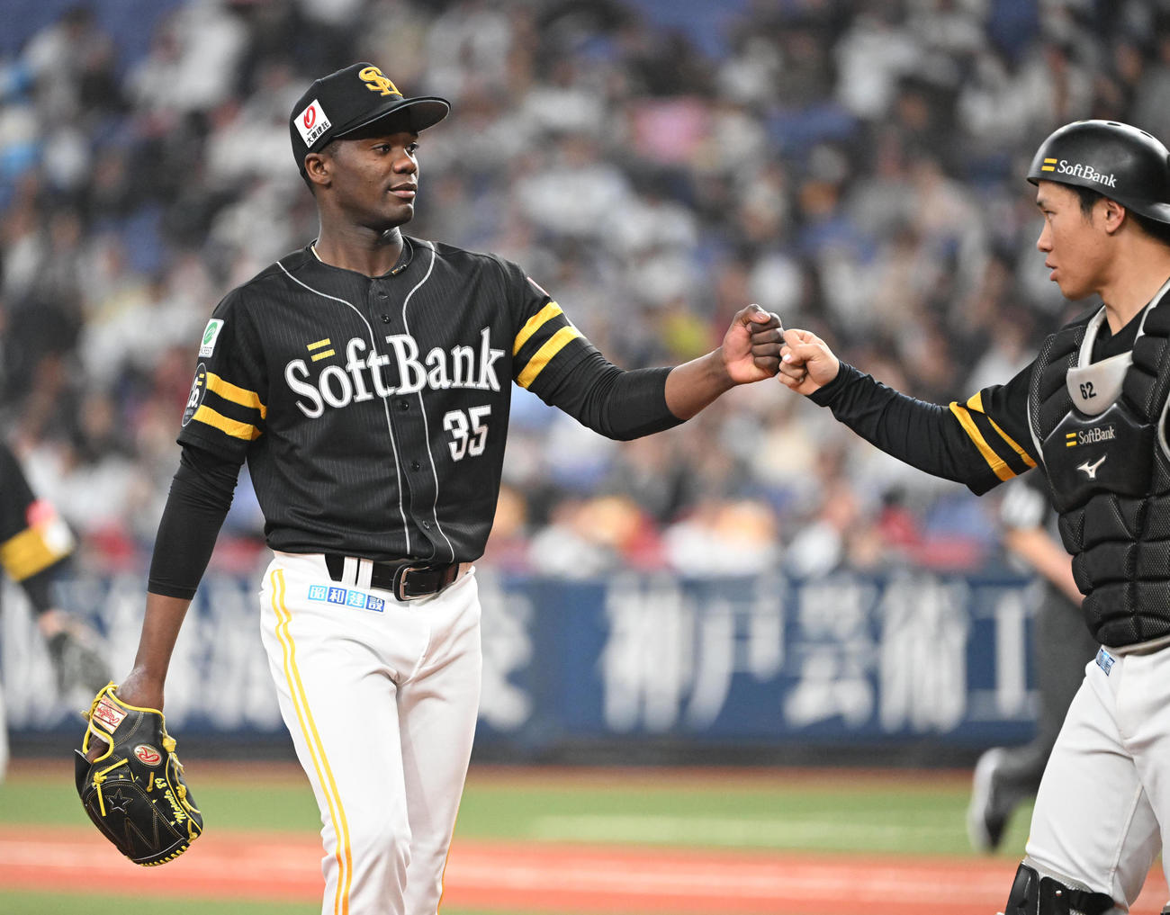 オリックス対ソフトバンク　5回を無失点とし捕手海野（右）とタッチするソフトバンク・モイネロ（撮影・和賀正仁）