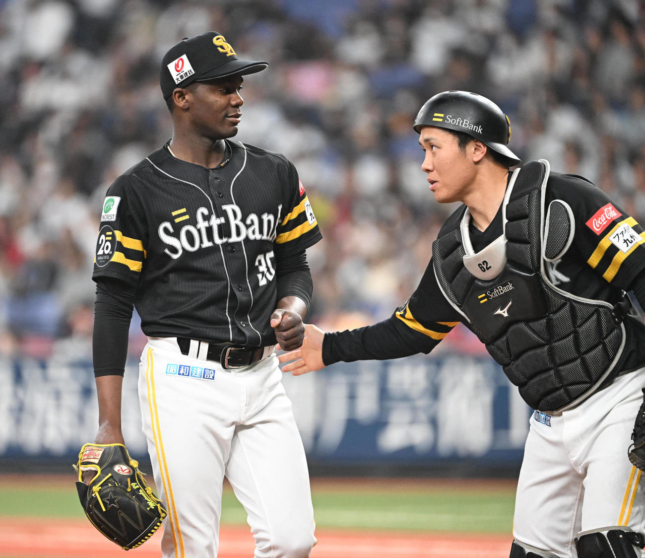 オリックス対ソフトバンク　5回を無失点とし捕手海野（右）とタッチするソフトバンク・モイネロ（撮影・和賀正仁）