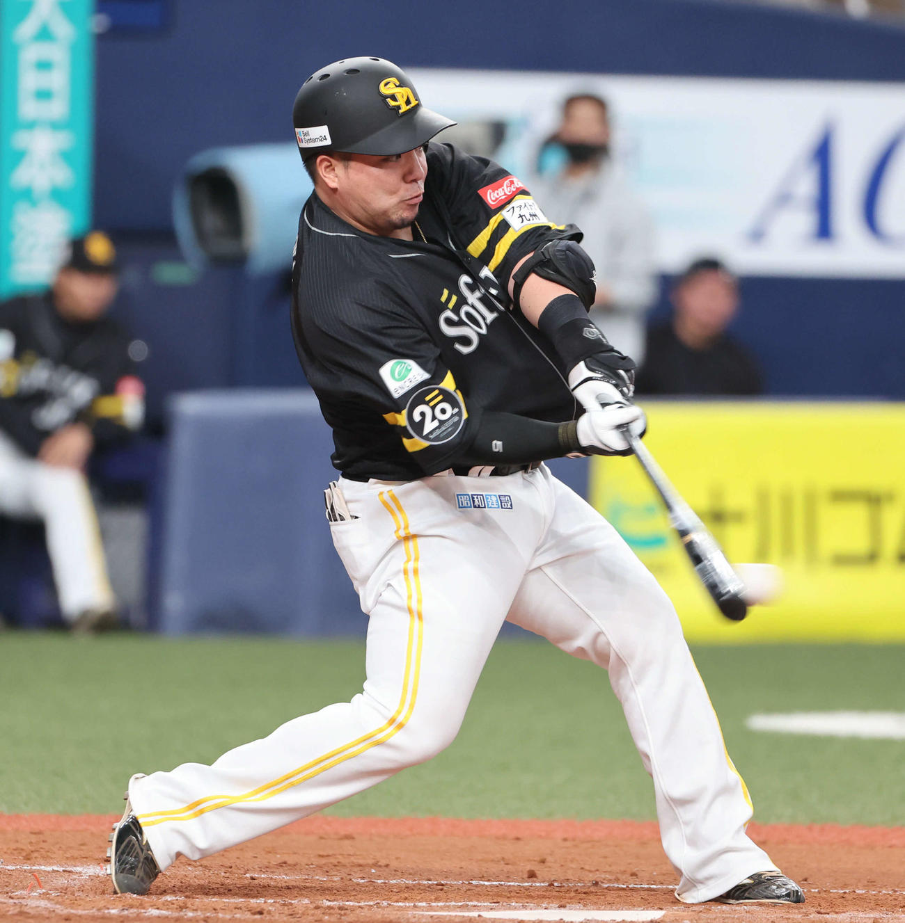 オリックス対ソフトバンク　3回表ソフトバンク無死、山川は三塁へ内野安打を放つ（撮影・西尾就之）