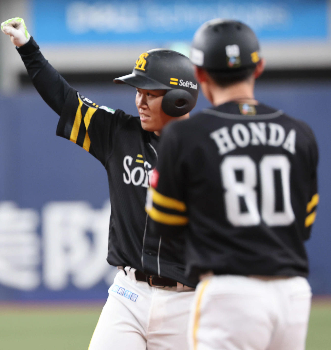 オリックス対ソフトバンク　6回表ソフトバンク無死一、三塁、海野は中前に適時打を放ちベンチに向かってポーズ（撮影・西尾就之）