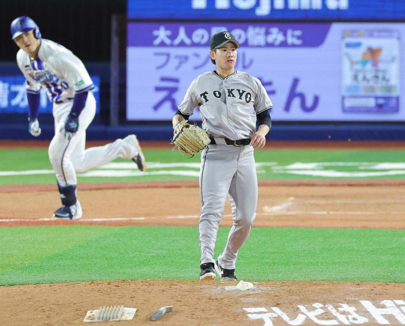 DeNA対巨人　4回裏DeNA無死二、三塁、山本に左前先制2点適時打を許す井上（撮影・野上伸悟）