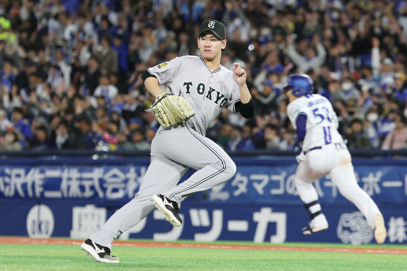 DeNA対巨人　4回裏DeNA無死二、三塁、山本（後方）に先制2点適時二塁打を浴びる井上（撮影・宮地輝）