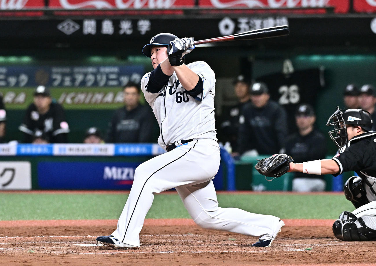 西武対ロッテ　9回裏西武1死一塁、代打中村剛は左中間へ2点本塁打を放つ（撮影・滝沢徹郎）